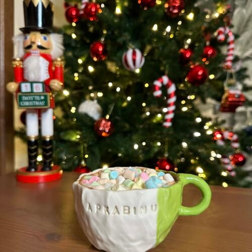 Rankų darbo keraminis puodelis „Apkabinu“